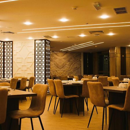 Plaza Athenee Hotel Kuwait City Exteriör bild