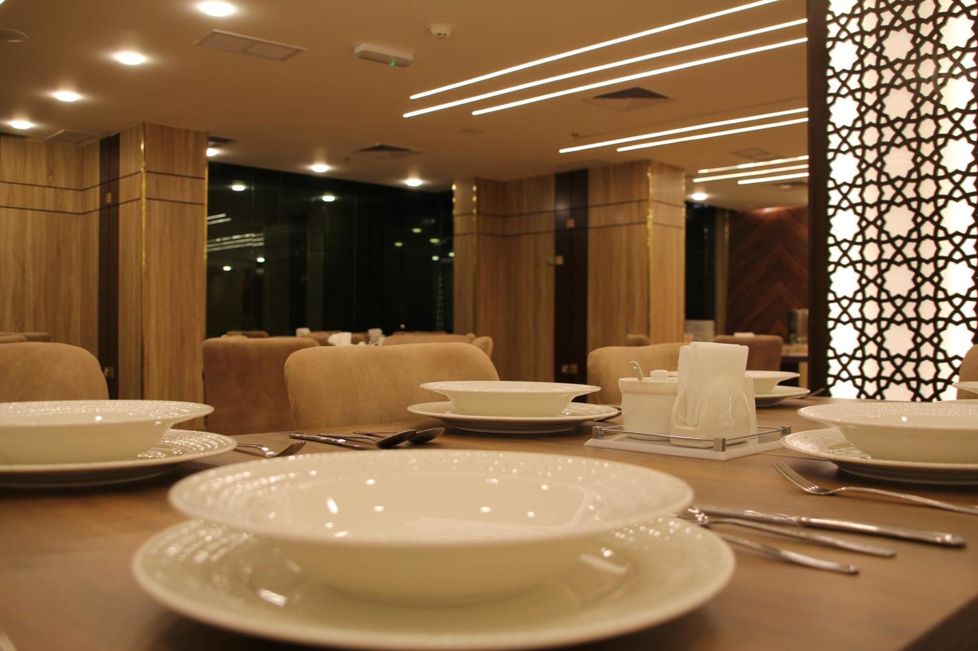Plaza Athenee Hotel Kuwait City Exteriör bild